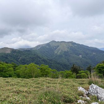 三嶺はとっても容姿端麗✨ですが…
これから挑むカヤハゲ〜三嶺の稜線がヤバい💧