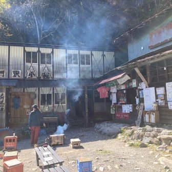 大門沢小屋です。
札幌のお兄さんと原澤さんと３人で、かなりのペースで降りてきたので、後続を待ちます。