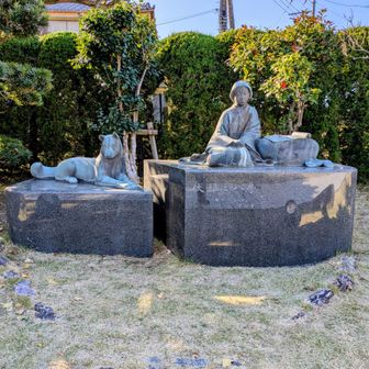 岩井駅前の伏姫と八房の像 (ここにも伏姫が)