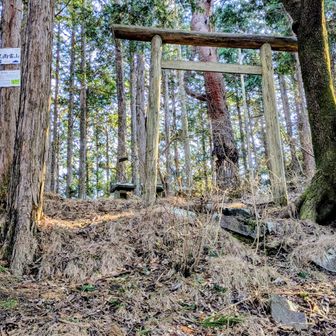 風雨雷山　風、雨、雷の祠と鳥居