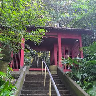 立派な山門。両側には仁王像が安置されています