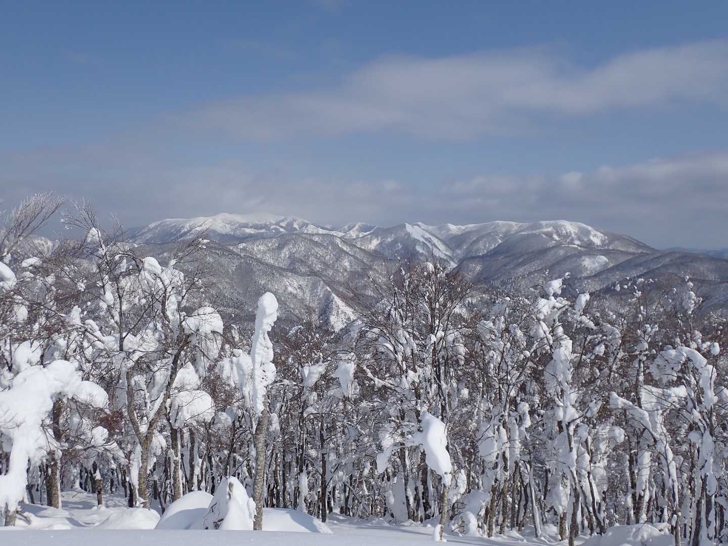 山頂から、和賀岳と羽後朝日岳方面