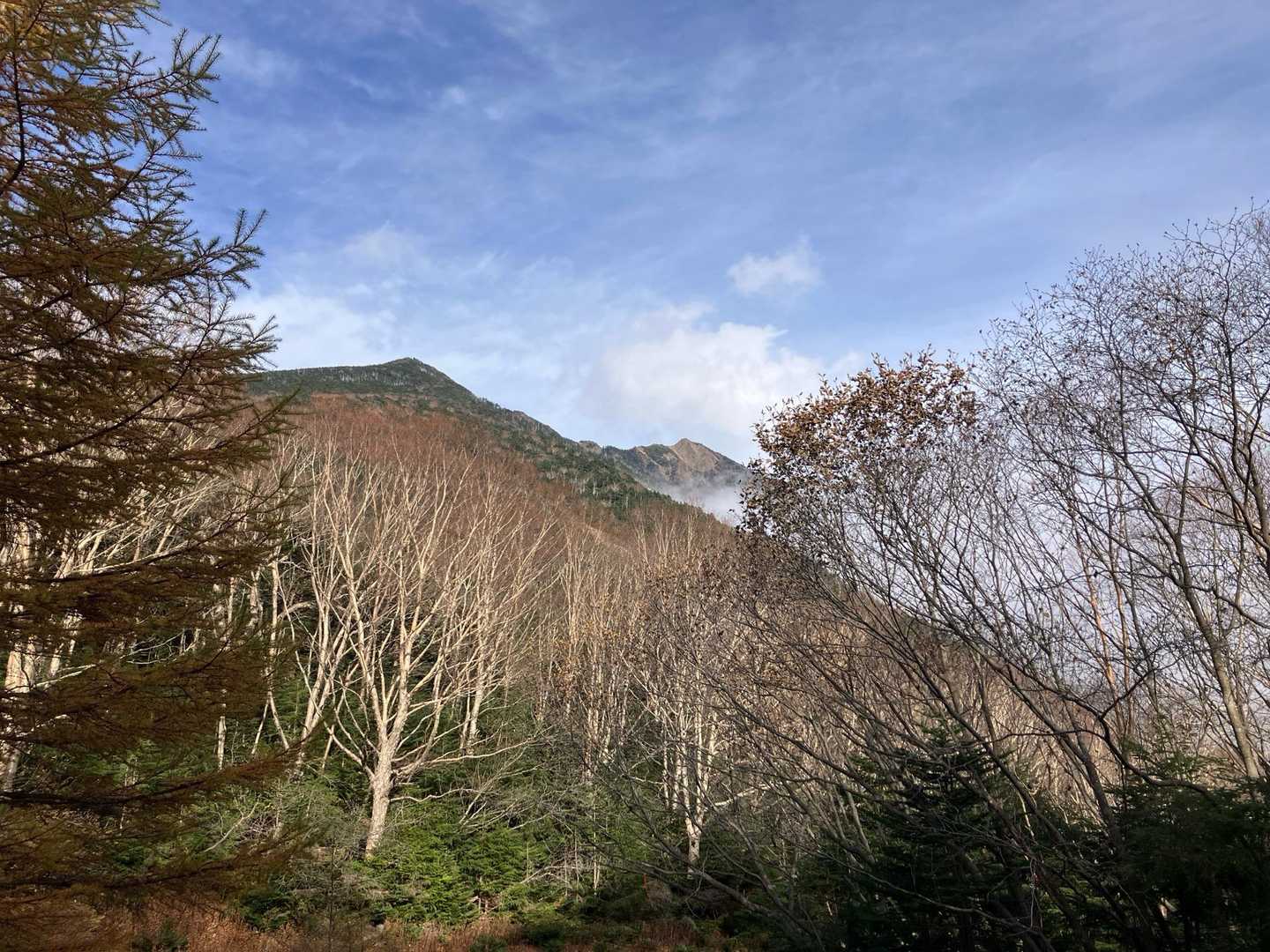 女峰山にガスがかかってきました。
急がねば〜日が暮れる😤