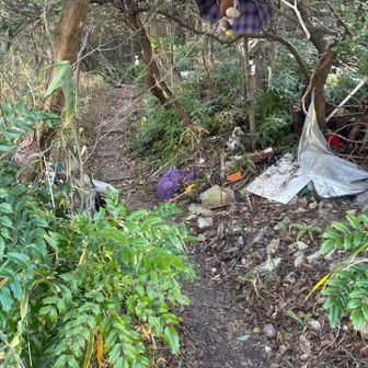 鍋山の登り口　ええーゴミだらけ