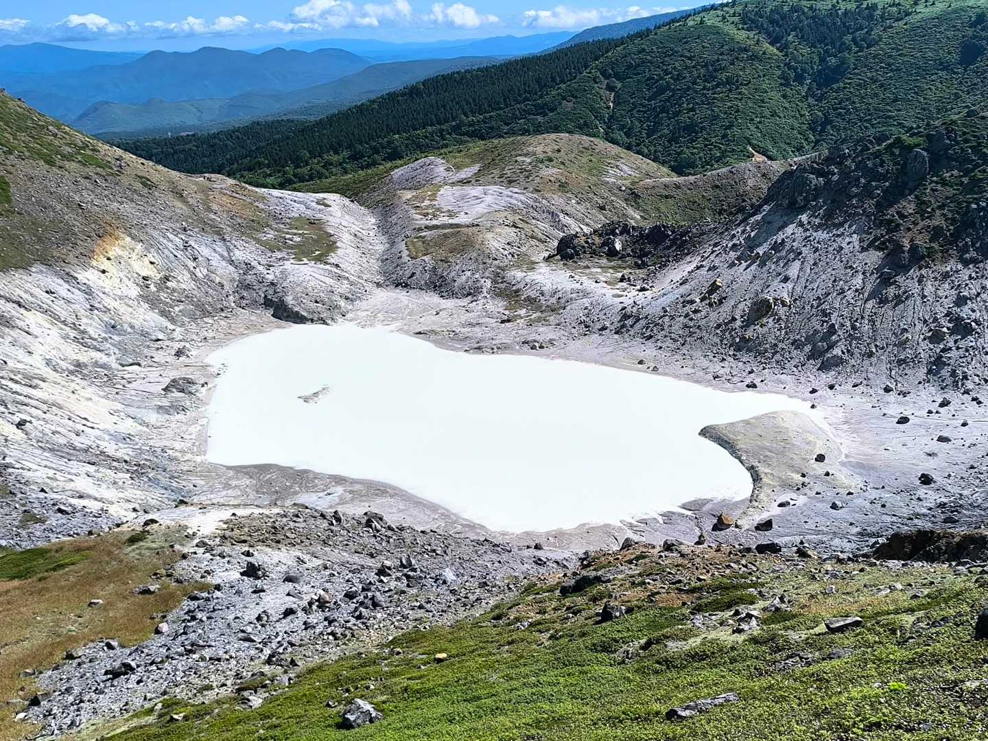 山頂から火口湖を眺める

山頂スライドした方からお聞きした所
普段は水量も多く
エメラルドグリーンのキレイな湖らしい

乳白色の湖も良いが
そちらも見てみたかったかも