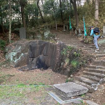 さぁ沢山の塔婆のなか山頂に