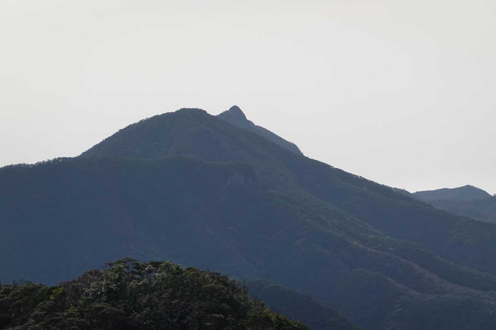 白嶽　山頂に人？
