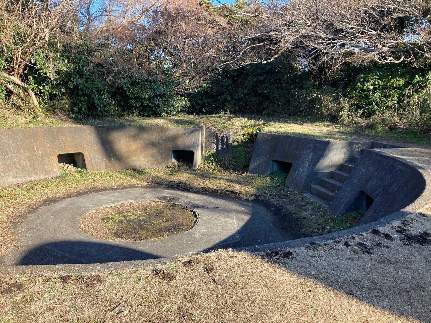 武山防空砲台跡👀
階段を降りてみると