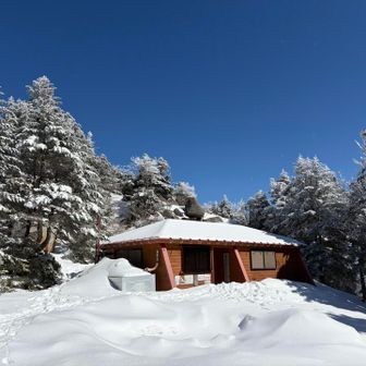避難小屋の後ろの岩場にも眺望スポットがあります
