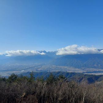再びの山頂。
中央アルプスには雲がわいてしまいました