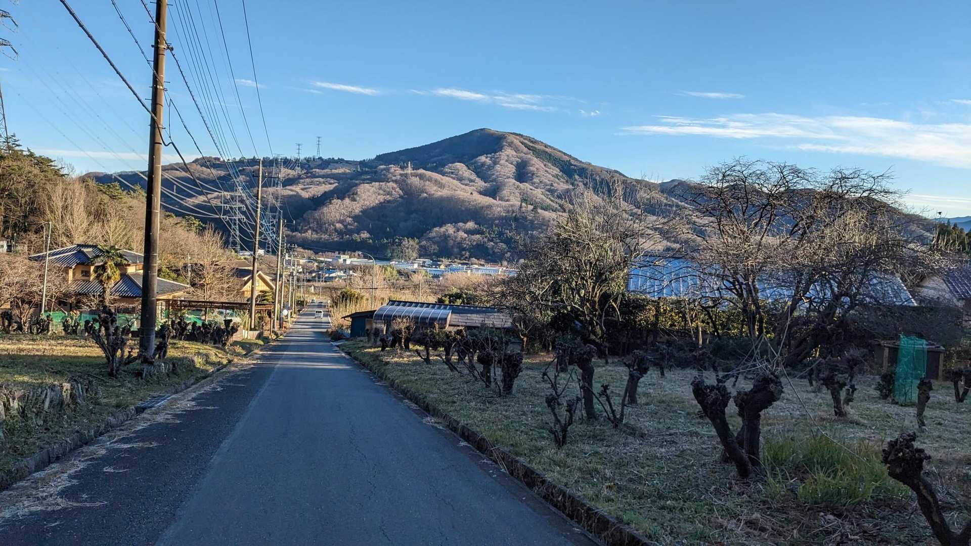 アスファルト道で樋口駅まで