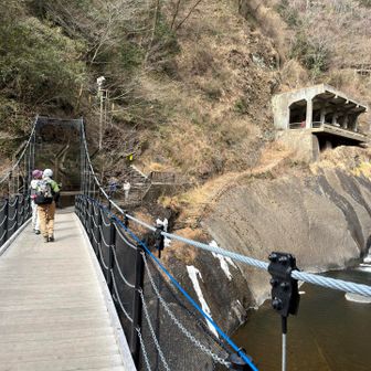 吊り橋を渡って滝を眺めます