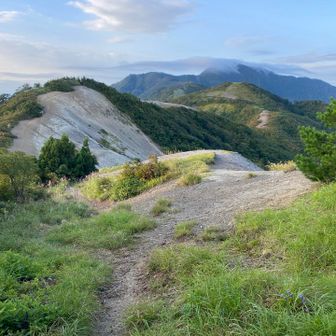 おぉ〜✨

金北山に雲乗っかってる😳
着くころ真っ白やないとえぇな〜