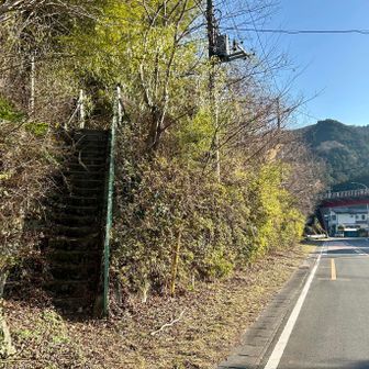道路脇の急な階段が取り付きポイント👌
ラスト8座目は遂に山で『逝くよ山』
違う『育代山』😏