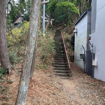 烏帽子山の石鎚神社への階段上ります。右はTVアンテナ建屋