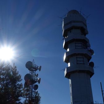 高鈴山の気象アンテナと太陽光。
眩しいですね。