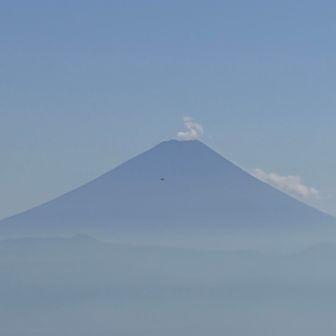 富士山に雲がかかって噴火したみたいに見える