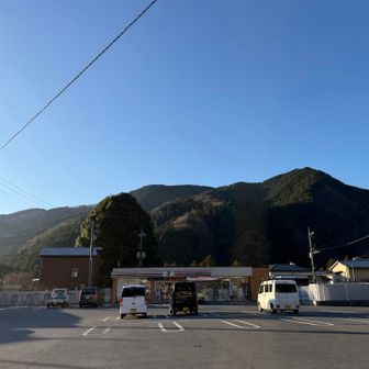 奥多摩までの駅ってコンビニないところばっかだけど古里駅はセブンあった🏪