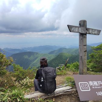 やったー初🔺南雁戸山ちゃく🙌
南雁戸山まで、直登だし直射日光だし無風だし
みんな疲れたね💦
この区間一番キツかったです😓
💡目の前、黒い雲が発生してて不穏…