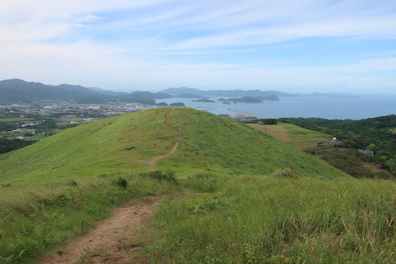 時間も迫って来たので足早に下山します。緑の中を伸びていく道も私の好きな感じ。信州三峰山の風景を思い出します。