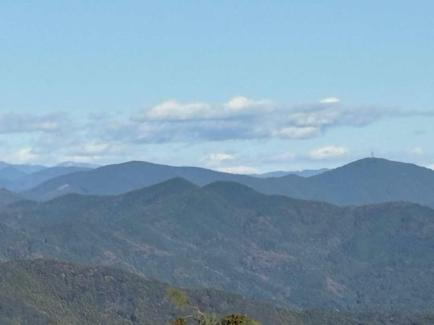 真ん中に雪化粧の富士山🗻　☁️が...