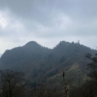 北岳の途中から中岳と南岳が神々しく見えます