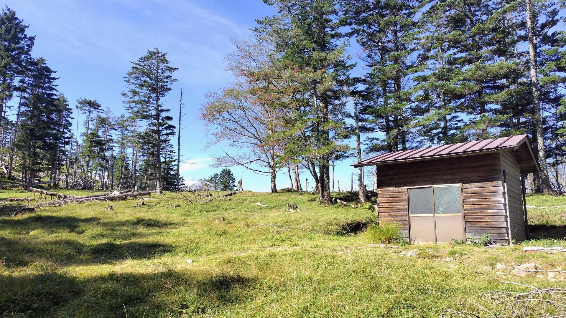 山小屋発見👀
中は畳が敷いてあって綺麗でした👍