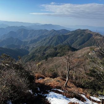 やっと登山道に乗り上げる。
雪は少しだけ🤏