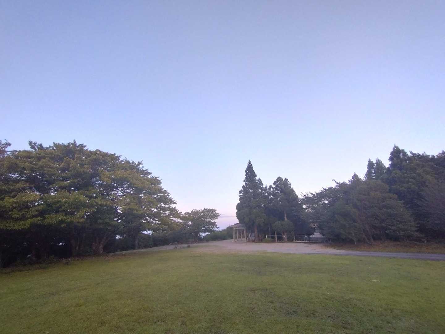 当然誰も居ない山頂広場
