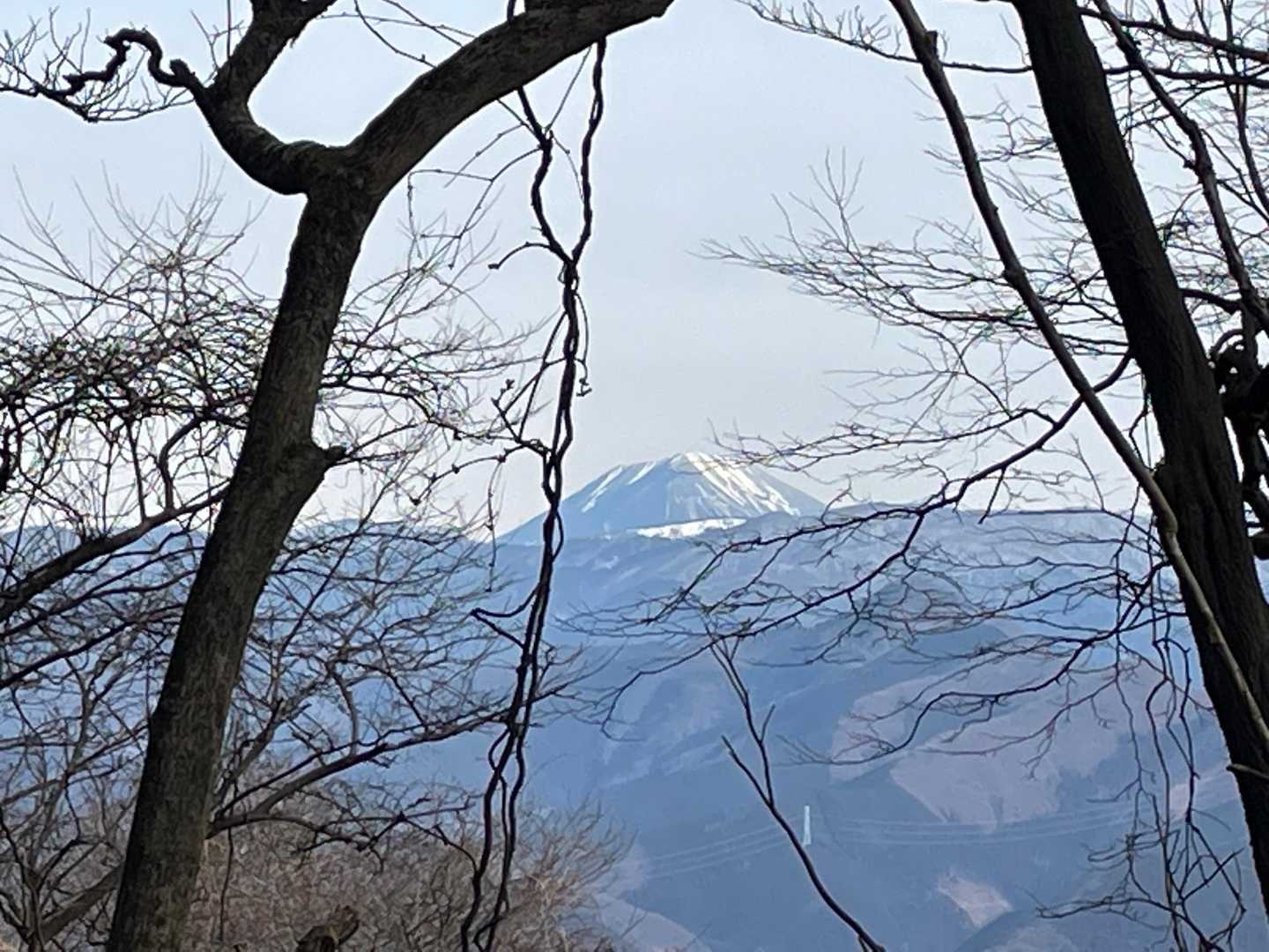 隙間から男体山