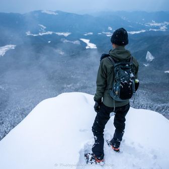 まわり縁の岩上へ。
ここは風が当たらず過ごせる。