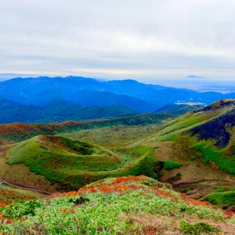 色んな場所からこの女岳と小岳ことシナモンロールをみたけど、ここからが一番綺麗だったなー👍
色は少し加工したんだけど、実際にも、こんなふうに見えてるの。
遠くに鳥海山もみえてます。