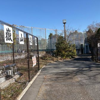 奥にテニスコート