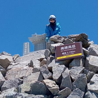 風が強く飛ばされない様にお宮の石柱にしがみついてました。