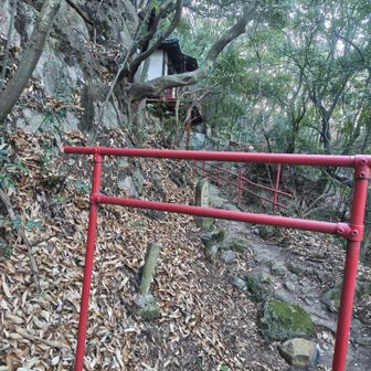 ここから少し上に上がると身代わり薬師如来と西行塚が迎えてくれます