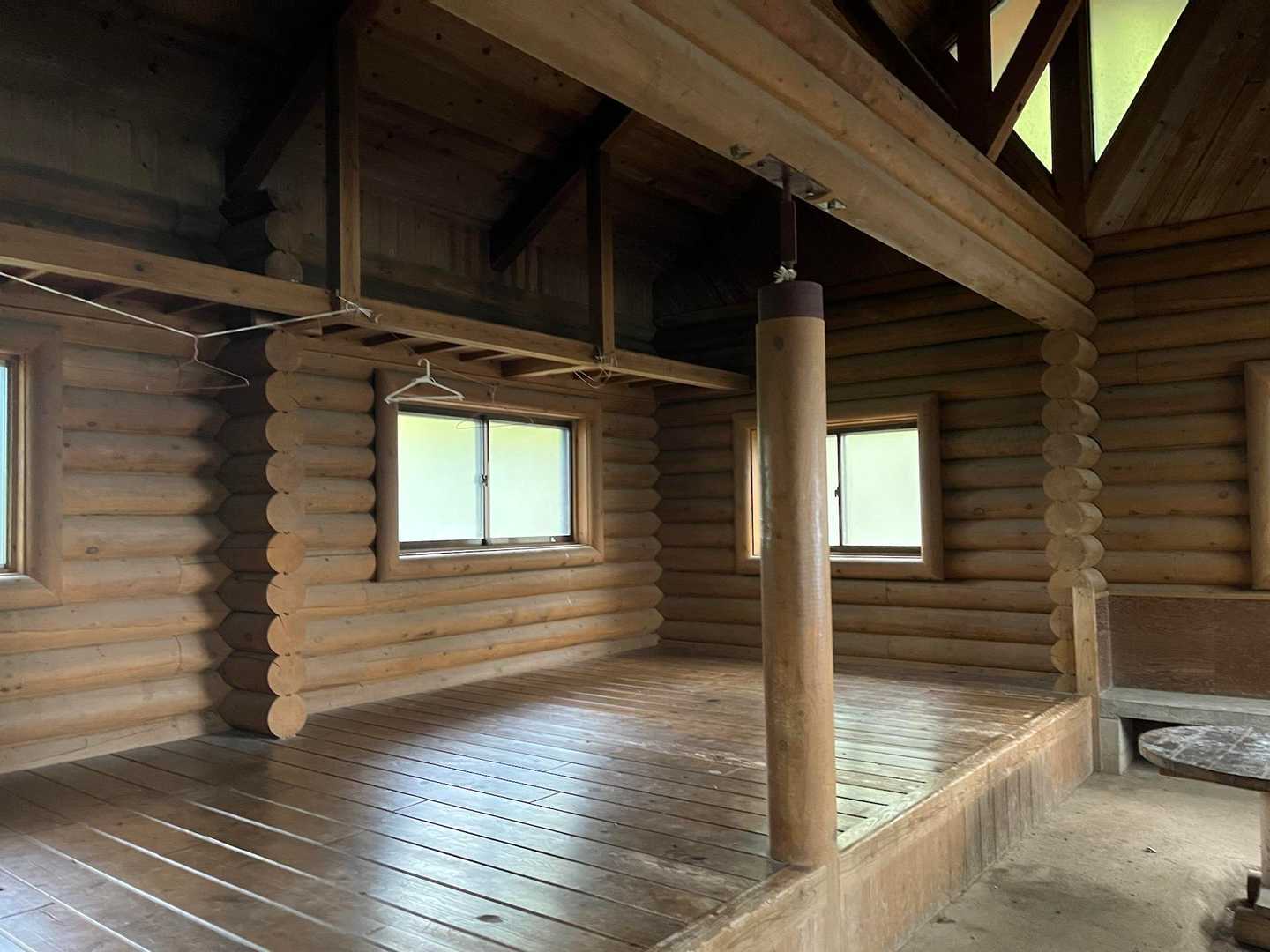 中は薄暗くカビ臭い感じ