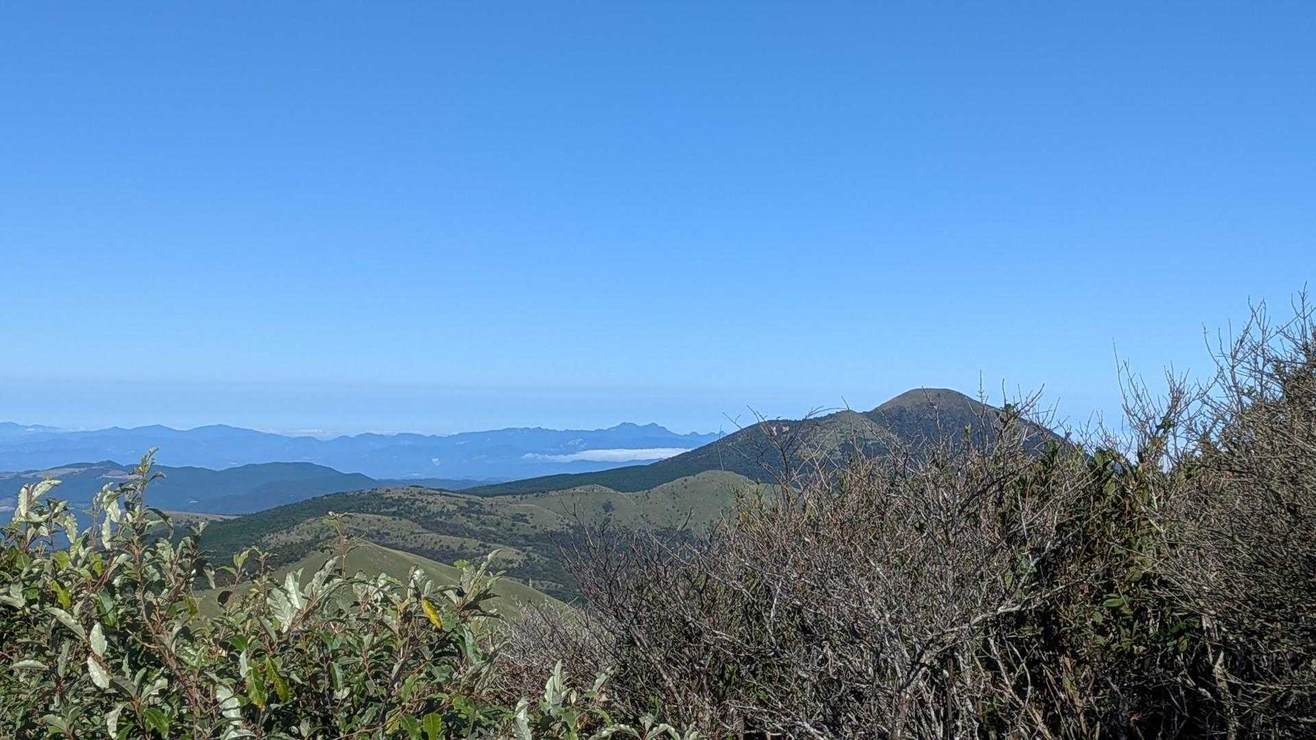 涌蓋山の左奥に英彦山あり