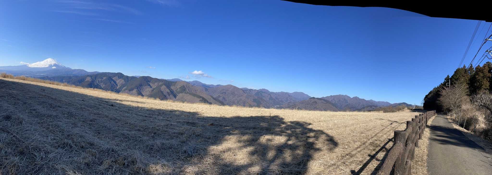 失敗したけれど、パノラマ〜！
檜洞丸、蛭ヶ岳、丹沢山も見えます。
たぶん…