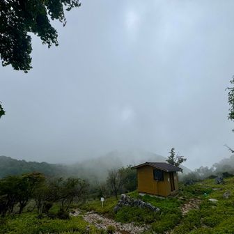 外へ出るも、山頂は雲で見えず😆