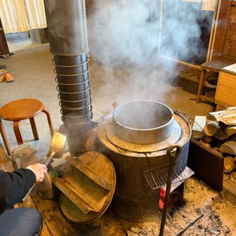大釜でお湯が沸いていました