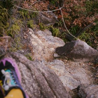 ここからの下山は岩場になります！
ここまで変化の無い道を歩いてきたので
テンションアップ！！
