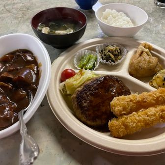 お子様ランチ的な豪華ディナー！
ビーフシチュー最高！
でも調子乗って食べ過ぎて、動けなくなりました…🤣