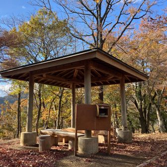 ここにも東屋や椅子があります。そして
ヤマビル対策の塩も。どんだけ出るんだ…