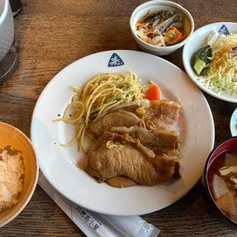 夕食🍽️
めちゃくちゃ美味いから😋
キッチンがすぐそばにあって、調理中から良い匂いが香ってくる〜