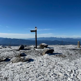 割とあっけなく北横岳（南陵）に着きました♬
風はそれほど吹いてない