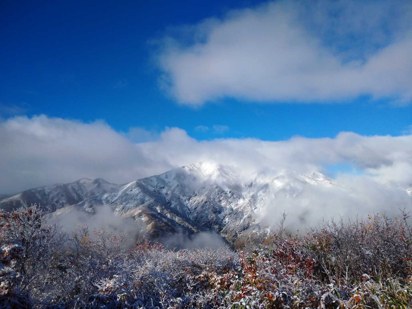 飯豊山と
手前はダイグラ尾根だろうか？