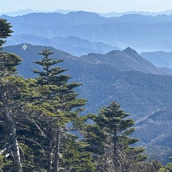 国師ヶ岳から。乾徳山。
