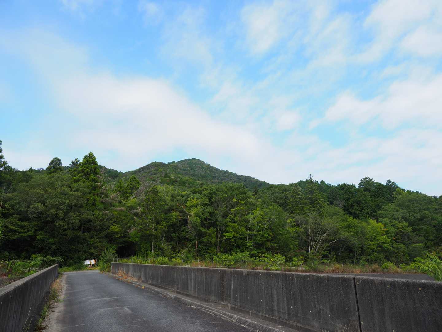 広島自動車道に架かる城下橋に達すると、岳山が山容を現します。橋を渡ったところが境原登山口。ぱっと見、２～３台は駐車できそうなスペースがありました。
なお、登山口から少し入った、ため池の隣りに簡易トイレが設置してありました。ただ、中を確認していないので、使えるかどうかは分かりかねます。