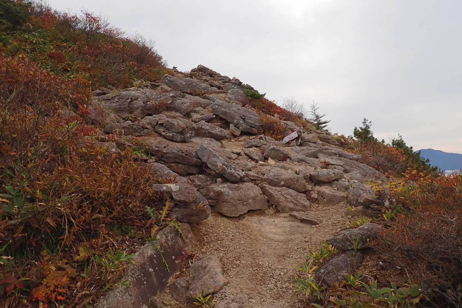 頂上手前の岩岩⛰ここが見晴らし良いです✨