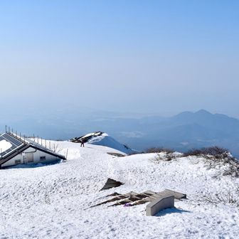 避難小屋の少し上が山頂